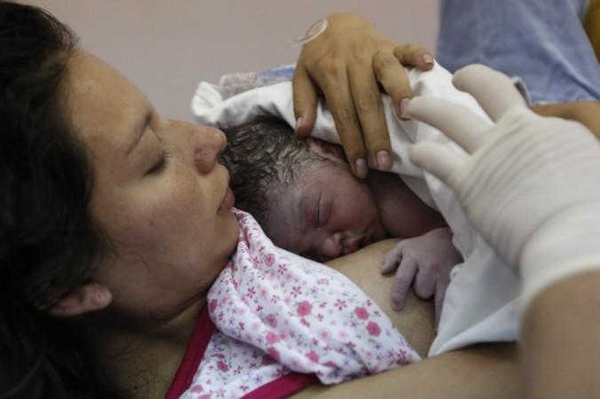 Nahiomi Caceres holds her newborn baby after delivery at Lima's maternity hospital May 8, 2014. Peruvians will celebrate Mother's Day on Sunday. REUTERS/Mariana Bazo (PERU - Tags: SOCIETY HEALTH) Mother and child