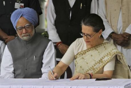 Prime Minister Manmohan Singh (L) and the President of the Indian National Congress, Sonia Gandhi