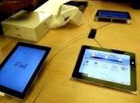apple-fans-snap-up-ipad-in-new-york