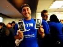 apple-fans-rush-to-buy-new-iphones-after-long-wait