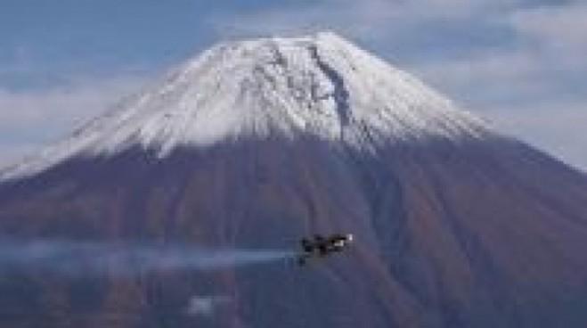 Snow was observed from some locations Swiss 'Jetman' takes joyride around Mount Fuji