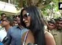 hurt-poonam-pandey-doesnt-want-sachin-to-go