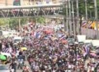 crowds-besiege-a-government-building-in-bangkok