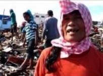 philippine-survivors-paid-to-clear-up-typhoon-mess