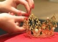 gold-tiara-worn-by-victoria-beckham-to-be-auctioned