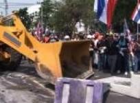 thai-protest-tensions-ease-as-barricades-come-down