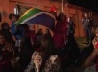people-mourn-mandela-outside-his-johannesburg-home