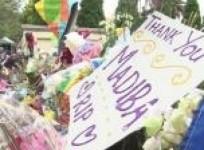 tributes-continue-outside-mandelas-johannesburg-home