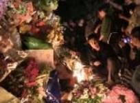 hundreds-gather-outside-mandelas-home