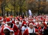 thousands-take-part-in-london-santa-run