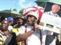 thousands-queue-to-bid-farewell-to-mandela