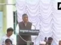 argument-breaks-out-between-vk-singh-and-gopal-rai-at-anna-hazares-fast-venue