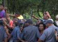 s-africans-rush-for-last-glimpse-of-mandelas-casket