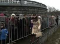 orthodox-russians-queue-for-rare-sight-of-greek-relics