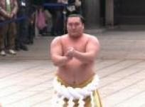 sumo-grand-champs-flex-muscles-in-tokyo