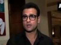 om-puri-unveils-art-exhibition-in-mumbai