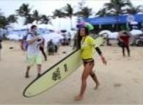 first-female-chinese-surfer-is-promote-the-sport-on-hainan