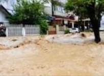 indonesia-floods-leave-16-dead-thousands-displaced