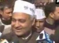 delhi-police-stops-kejriwals-car-dharna-at-rail-bhawan