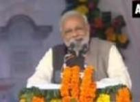 narendra-modi-mocks-sp-chief-says-not-in-your-capacity-to-make-up-like-gujarat