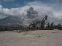 new-indonesian-volcanic-eruption-halts-victim-search