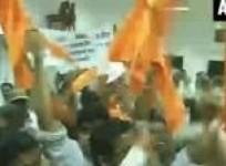 shiv-sena-workers-protest-against-pak-band-in-mumbai-press-club