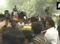 pro-and-anti-telangana-supporters-clash-outside-andhra-bhawan-in-delhi