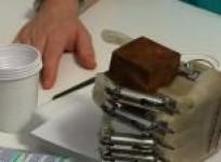 bionic-hand-can-now-sense-shape-texture