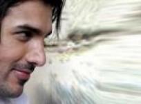 john-abraham-tries-to-manhandle-a-reporter