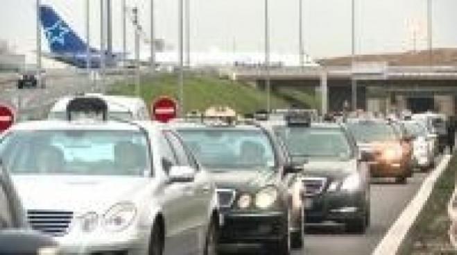 Paris taxi drivers strike over competition from mini-cabs