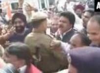 congress-leaders-protest-outside-delhi-assembly-over-janlokpal-bill