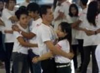 thais-and-tourists-unite-for-hugging-marathon