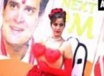 model-shoots-with-roses-to-promote-rahul-gandhi