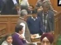kejriwal-tables-jan-lokpal-bill-in-delhi-assembly-amid-protests