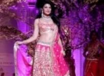 jacqueline-fernandez-walks-for-jyotsna-tiwari