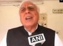kejriwal-pays-homage-to-three-alive-rti-activists-politicos-react