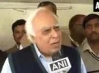 kejriwal-says-will-choose-modi-as-pm-only-when-someone-puts-gun-on-his-head-politicos-react