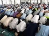 malaysians-pray-for-missing-jet