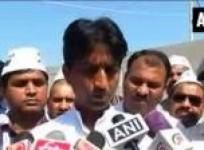 kumar-vishwas-attacked-in-amethi-hits-out-at-congress