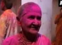 indian-widows-break-chains-of-social-norms-revel-in-colours-of-holi