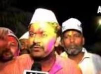 aap-supporters-cheer-as-kejriwal-hints-at-contesting-against-modi