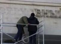 crimeans-remove-ukrainian-insignia-from-the-parliament