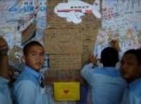 visitors-write-messages-for-passengers-of-missing-mh370