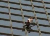 french-spiderman-climbs-total-tower-in-the-la-defense