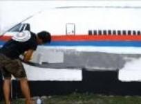 malaysia-graffiti-artists-paint-mural-of-missing-jet