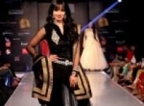 sana-khan-does-the-baby-doll-act-on-the-ramp