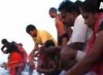 hindus-throng-temples-river-banks-to-mark-onset-of-navratri