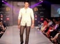 rajneesh-duggal-walks-the-ramp-at-ifw