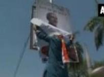 madusudan-mistry-detained-for-trying-to-put-congresss-poster-over-narendra-modis-poster