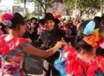 theatre-fans-glam-up-for-colombian-festival